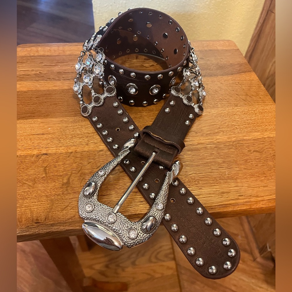 Women’s Brown Studded Western Belt with Silver and Bling Accents. Size Medium.